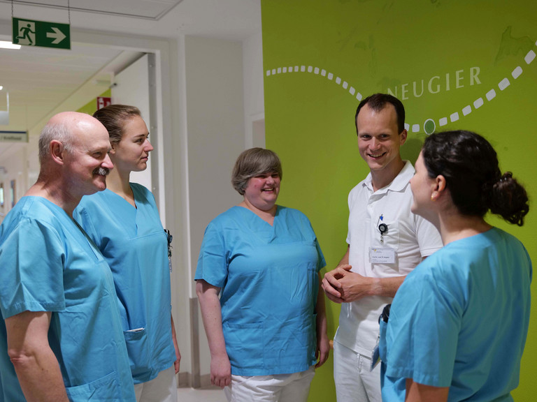 Team der Klinik für Gynäkologie und Geburtshilfe mit Chefarzt Prof. Klapdor auf dem Stationsgang im Albertinen Krankenhaus in Hamburg-Schnelsen