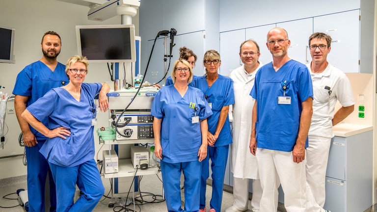 Ärzte und Pflegekräfte stehen in einem Behandlungsraum - Behandlungsschwerpunkte - Innere Medizin - Albertinen Krankenhaus in Hamburg Ärzte und Pflegekräfte stehen in einem Behandlungsraum - Behandlungsschwerpunkte - Innere Medizin - Albertinen Krankenhaus in Hamburg