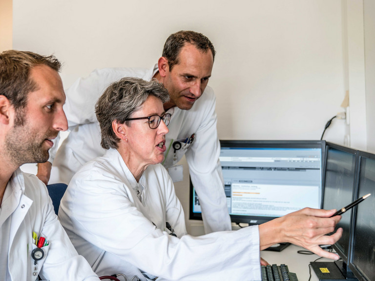 Ärzte bei Fachbesprechung, Allgemein-, Viszeral- und Tumorchirurgie, Albertinen Krankenhaus, Hamburg-Schnelsen Ärzte bei Fachbesprechung, Allgemein-, Viszeral- und Tumorchirurgie, Albertinen Krankenhaus, Hamburg-Schnelsen