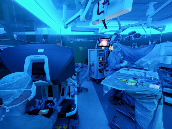 Chefarzt Zecner mit DaVinci Operationssystem - Albertinen Krankenhaus - Startseite - Abteilung Urologie & Uroonkologie Chefarzt Zecner mit DaVinci Operationssystem - Albertinen Krankenhaus - Startseite - Abteilung Urologie & Uroonkologie