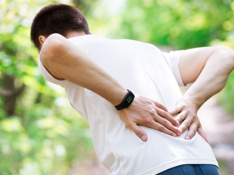 Mann mit Rückenschmerzen - Albertinen Wirbelsäulenzentrum