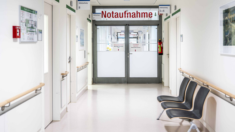 Krankenhausflur mit Blick auf die geschlossenen Tür zur Notaufnahme, Zentrale Notaufnahme im Albertinen Krankenhaus, medizinischer Notfall, Immanuel Albertinen Akademie, Hamburg-Schnelsen Krankenhausflur mit Blick auf die geschlossenen Tür zur Notaufnahme, Zentrale Notaufnahme im Albertinen Krankenhaus, medizinischer Notfall, Immanuel Albertinen Akademie, Hamburg-Schnelsen