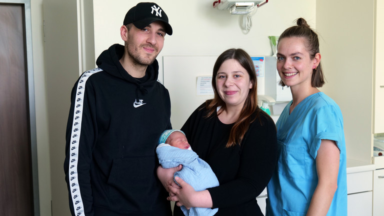 Schaltjahr-Baby Elijah mit seinen Eltern und Hebamme Lea-Kristin im Albertinen Geburtszentrum in Hamburg-Schnelsen