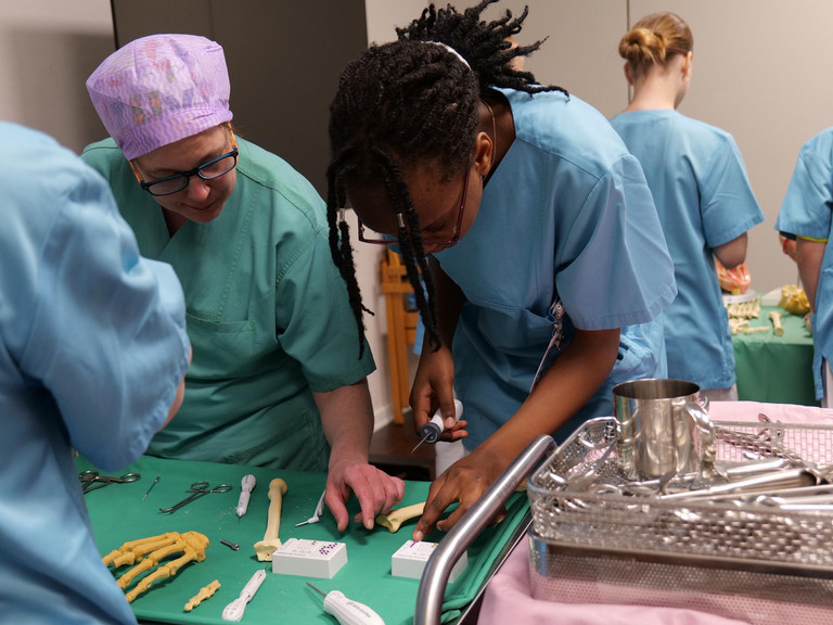 Jugendliche üben im OP-Workshop des Albertinen Krankenhauses das Arbeiten mit orthopädischen Implantaten und chirurgischen Instrumenten. Jugendliche üben im OP-Workshop des Albertinen Krankenhauses das Arbeiten mit orthopädischen Implantaten und chirurgischen Instrumenten.