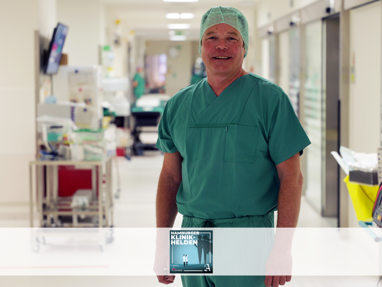 Dr. Ralf Bader, Leitender Oberarzt in der Klinik für Herzchirurgie im Albertinen Krankenhaus, blickt in grüner OP-Kleidung mit Kopfhaube in einem Krankenhausflur in die Kamera und war zu Gast im Podcast von Abendblatt und freigemeinnützigen Krankenhäusern "Hamburger Klinikhelden" zum Thema Bypass-Operationen. Dr. Ralf Bader, Leitender Oberarzt in der Klinik für Herzchirurgie im Albertinen Krankenhaus, blickt in grüner OP-Kleidung mit Kopfhaube in einem Krankenhausflur in die Kamera und war zu Gast im Podcast von Abendblatt und freigemeinnützigen Krankenhäusern "Hamburger Klinikhelden" zum Thema Bypass-Operationen.
