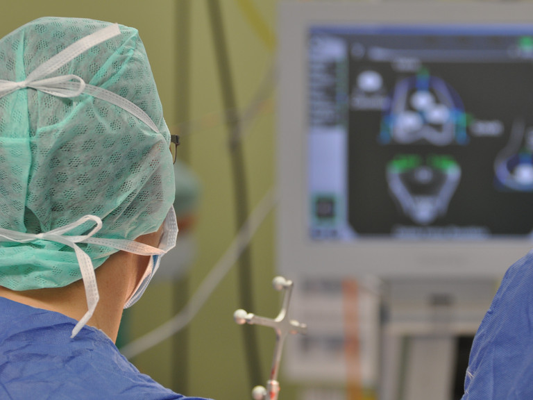 Operation in der Orthopädie mit Blick auf Monitor, Klinik für Orthopädie und Unfallchirurgie, Albertinen Krankenhaus, Hamburg-Schnelsen Operation in der Orthopädie mit Blick auf Monitor, Klinik für Orthopädie und Unfallchirurgie, Albertinen Krankenhaus, Hamburg-Schnelsen